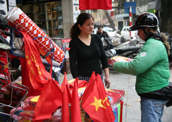 Hà Nội: Người dân ùn ùn kéo đi mua cờ hoa trước trận bóng lịch sử của U23 Việt Nam